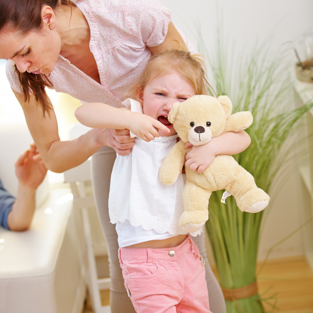 niña pequeño haciendo un berrinche mientras su madre lo consuela