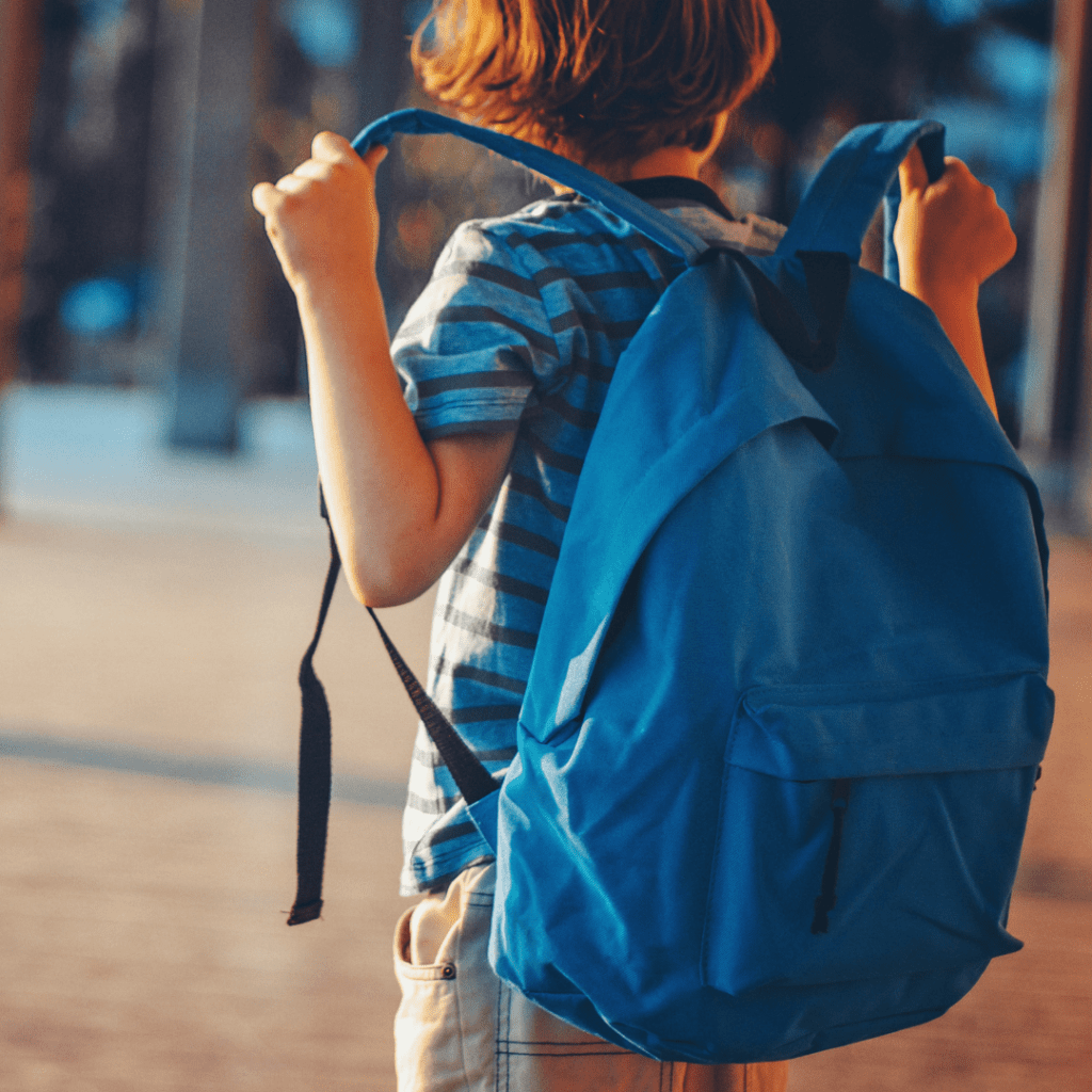 "Nos preocupamos tanto por cumplir la lista de útiles que olvidamos lo más importante: la certeza de que todo va a estar bien. Te comparto una guía rápida de apoyo emocional para empacar en la mochila de tu hijo."